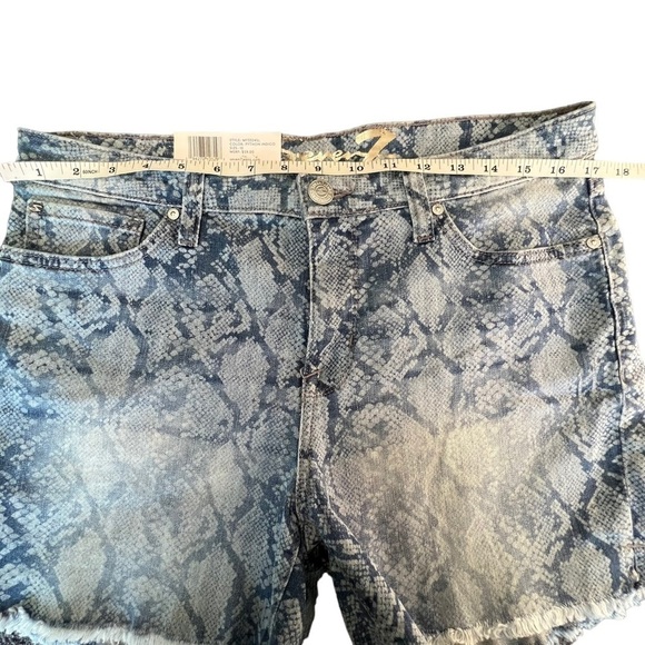 NWT-Seven7 Jeans Weekend Shorts Stretch Denim Snake Print size 10 Frayed hem - Picture 4 of 12